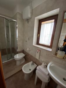 uma casa de banho com um lavatório, um WC e um chuveiro em Albergo Ristorante del Cacciatore em Foggia