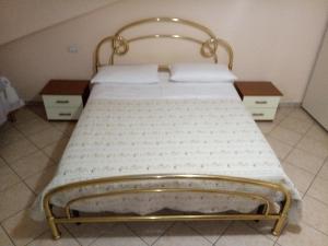 un letto con struttura metallica in una stanza di B&B Mansarda a Caserta