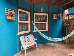una hamaca en una habitación con una pared azul en Recanto Al Mare, en Búzios