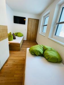 Postel nebo postele na pokoji v ubytování Gästehaus Lehner-Au