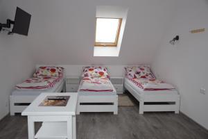 Ένα ή περισσότερα κρεβάτια σε δωμάτιο στο Noclegi u Eweliny