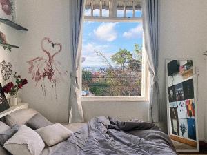 Postel nebo postele na pokoji v ubytování The Balcony BnB