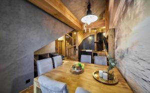 a dining room with a table and chairs at Aparthotel Giewont in Zakopane
