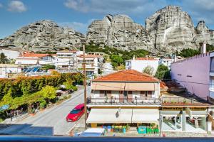 una ciudad con una montaña en el fondo en Hotel Rex, en Kalambaka