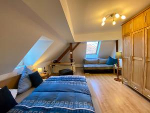 um quarto com uma cama azul e um sofá em Leipziger Logis em Leipzig