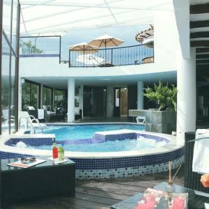 una casa con piscina frente a ella en Hotel Mesón de los Virreyes, en Villa de Leyva