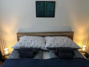 una camera con un letto con due cuscini di Apartamencik - Kowary a Kowary