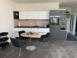 エアフルトにあるH17 Design-Apartmentsのキッチン(テーブル、椅子付)