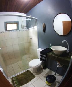 Un baño con ducha, inodoro y lavabo. en CASA PRIVATIVA - 5 pessoas- Guarda do Embaú, en Guarda do Embaú 18 fotos más
