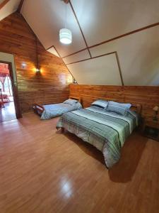 Tempat tidur dalam kamar di cabañas los Ulmos