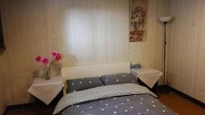 ein Schlafzimmer mit einem Bett und einer Vase mit Blumen in der Unterkunft Burnaby East home in Burnaby