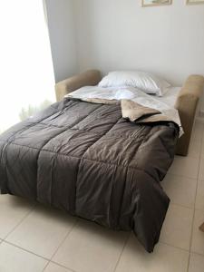 Tempat tidur dalam kamar di Andoli 1