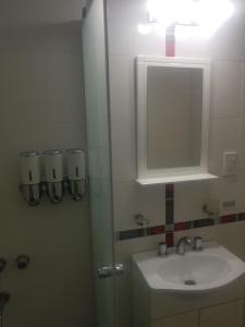 een badkamer met een wastafel en een spiegel bij Andoli 1 in Santa Rosa