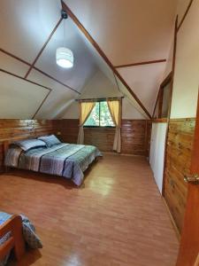ein Schlafzimmer in einem Zelt mit einem Bett darin in der Unterkunft cabaña los robles in Licán Ray