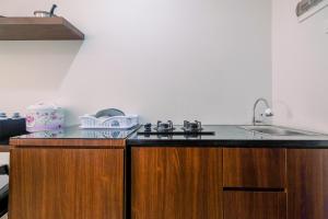 Η κουζίνα ή μικρή κουζίνα στο Elegant with Modern Design 1BR Apartment at Atlanta Residences By Travelio