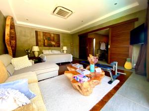 โทรทัศน์และ/หรือระบบความบันเทิงของ Luxury 5 Bedroom Private Pool Villa (Riverfront)