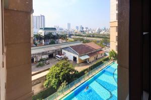 - une vue sur la piscine depuis un bâtiment dans l'établissement Tresor Pool and Gym, The Saigoner, à Hô-Chi-Minh-Ville