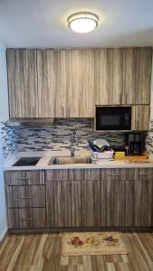 Kitchen o kitchenette sa Beautiful remodeled condominiun with an impecable view to the beach and city avenues walk distance to the beach