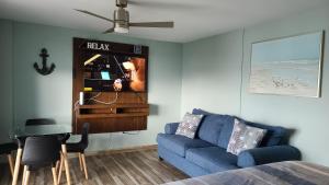 Χώρος καθιστικού στο Beautiful remodeled condominiun with an impecable view to the beach and city avenues walk distance to the beach