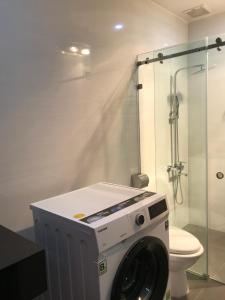 a washing machine in a bathroom with a toilet at SAOLA Apartment Le Chan Hai Phong in Hoàng Mai