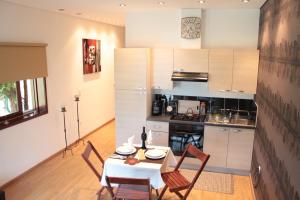 eine Küche mit einem Tisch und Stühlen im Zimmer in der Unterkunft Guesthouse Pool & Sea Espinho Oporto in Espinho