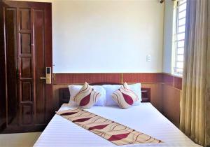 Un pat sau paturi într-o cameră la Hong Dao 2 Hotel