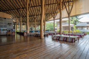 um grande átrio com pisos em madeira e janelas grandes em Baan Ploy Sea em Ko Samet