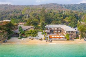 eine Luftansicht eines Hauses am Strand in der Unterkunft Baan Ploy Sea in Ko Samed