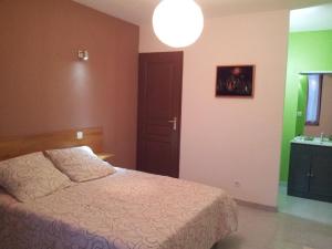 sypialnia z łóżkiem i umywalką w obiekcie Millot Conilhac w mieście Conilhac-Corbières