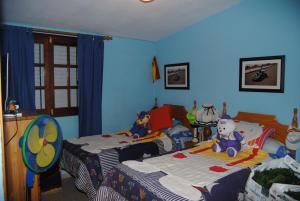 アガエテにあるCasa Mariluzのベッドルーム(ベッド2台、動物の詰め物付)