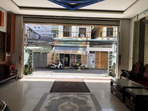 芹苴的住宿－Hong Dao 2 Hotel，摩托车停放在外的建筑物入口