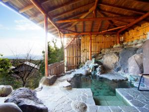 una piscina de agua en un edificio con techo de madera en We Home Villa ～城ケ崎温泉～, en Futo