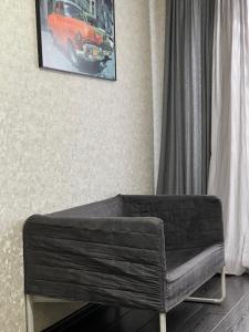 BelovoにあるАпартаменты на Юбилейной 5の車の写真を掲載した部屋のソファ
