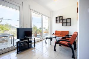 Un televizor și/sau centru de divertisment la Dimitra Beach Apartments - Thassos Skala Potamias