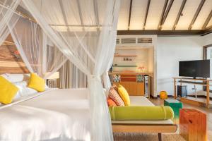 TV a/nebo společenská místnost v ubytování OZEN LIFE MAADHOO - Luxury All Inclusive with Free Transfers