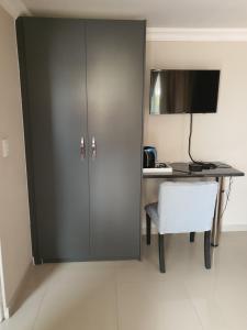TV a/nebo společenská místnost v ubytování Mminanoko Eco Guesthouse