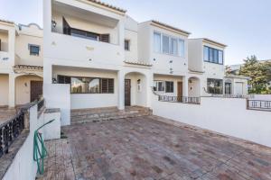 an image of a house with a driveway at Casa da Ermida in Budens