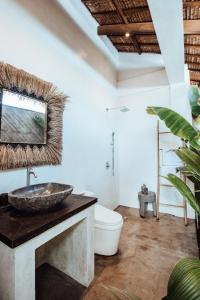 Bilik mandi di Villa Tulua Siargao