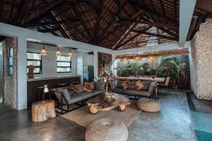 Ruang duduk di Villa Tulua Siargao +27 gambar