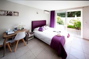 - une chambre avec un lit, un bureau, une table et une chaise dans l'établissement Villa Etoile Cannes, à Cannes