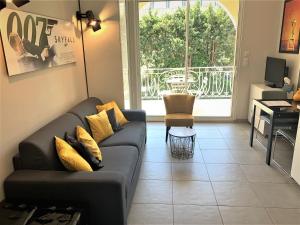 a living room with a couch and a table at Villa Etoile Cannes in Cannes