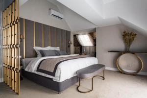 Ένα ή περισσότερα κρεβάτια σε δωμάτιο στο HISTORY Boutique Hotel & SPA