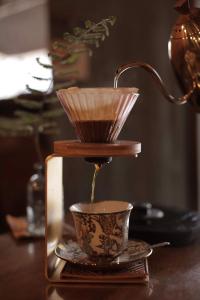 een koffiezetapparaat giet koffie in een kopje bij 71Kohlanta in Koh Lanta