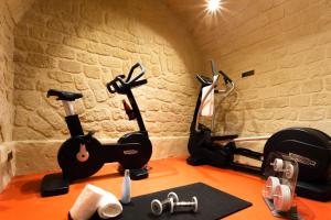 een kamer met een fitnessruimte met 2 hometrainers bij Bonsoir Madame in Parijs