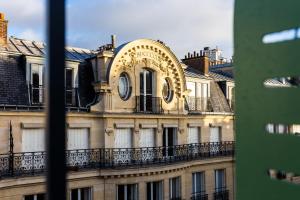 パリにあるBonsoir Madameの時計付きの建物 +33枚の写真