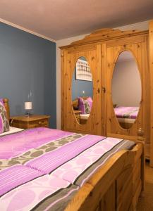 una camera con letto in legno e mobile in legno di Ferienwohnung in Bad Staffelstein OT Grundfeld a Bad Staffelstein