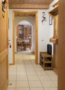 einen Flur, der zu einem Esszimmer und einer Küche führt in der Unterkunft Ferienwohnung in Bad Staffelstein OT Grundfeld in Bad Staffelstein