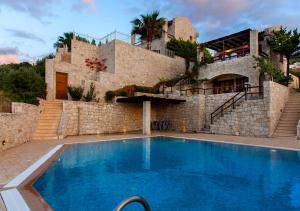 Bazén v ubytování Rafaello Luxury Villa nebo v jeho okolí