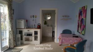 Kuchyň nebo kuchyňský kout v ubytování Lavender Cottage