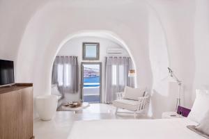 Кровать или кровати в номере Charisma Suites +37 фотографий